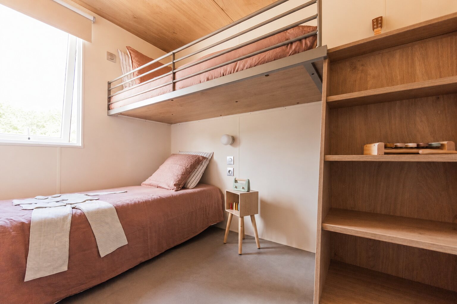 Kinderkamer met hoogslaper